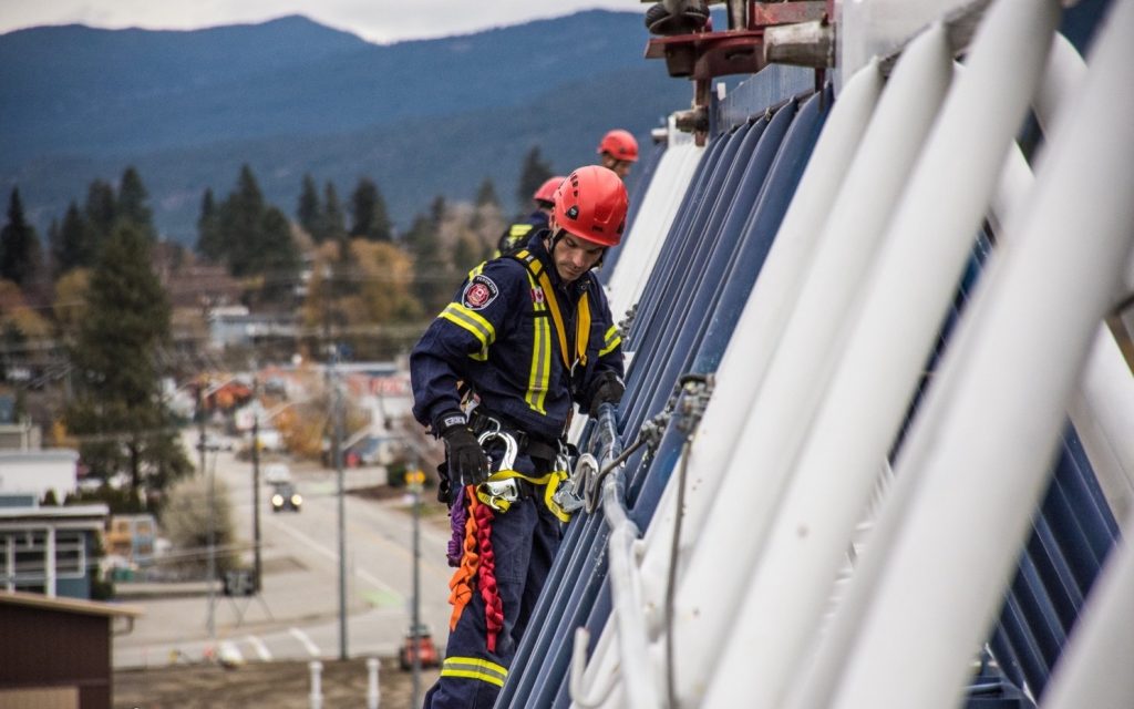 Photos: High angle rescue team tower crane practice - Crane and Hoist  CanadaCrane and Hoist Canada