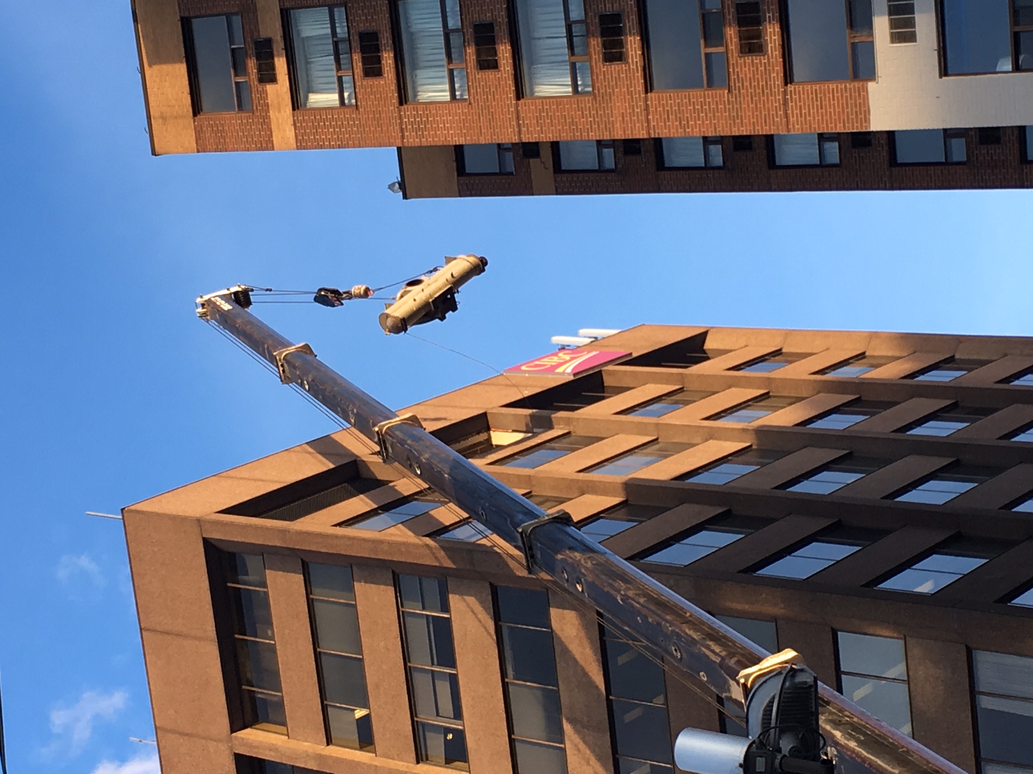 Operator keeps his cool during Ontario HVAC lift Crane and Hoist